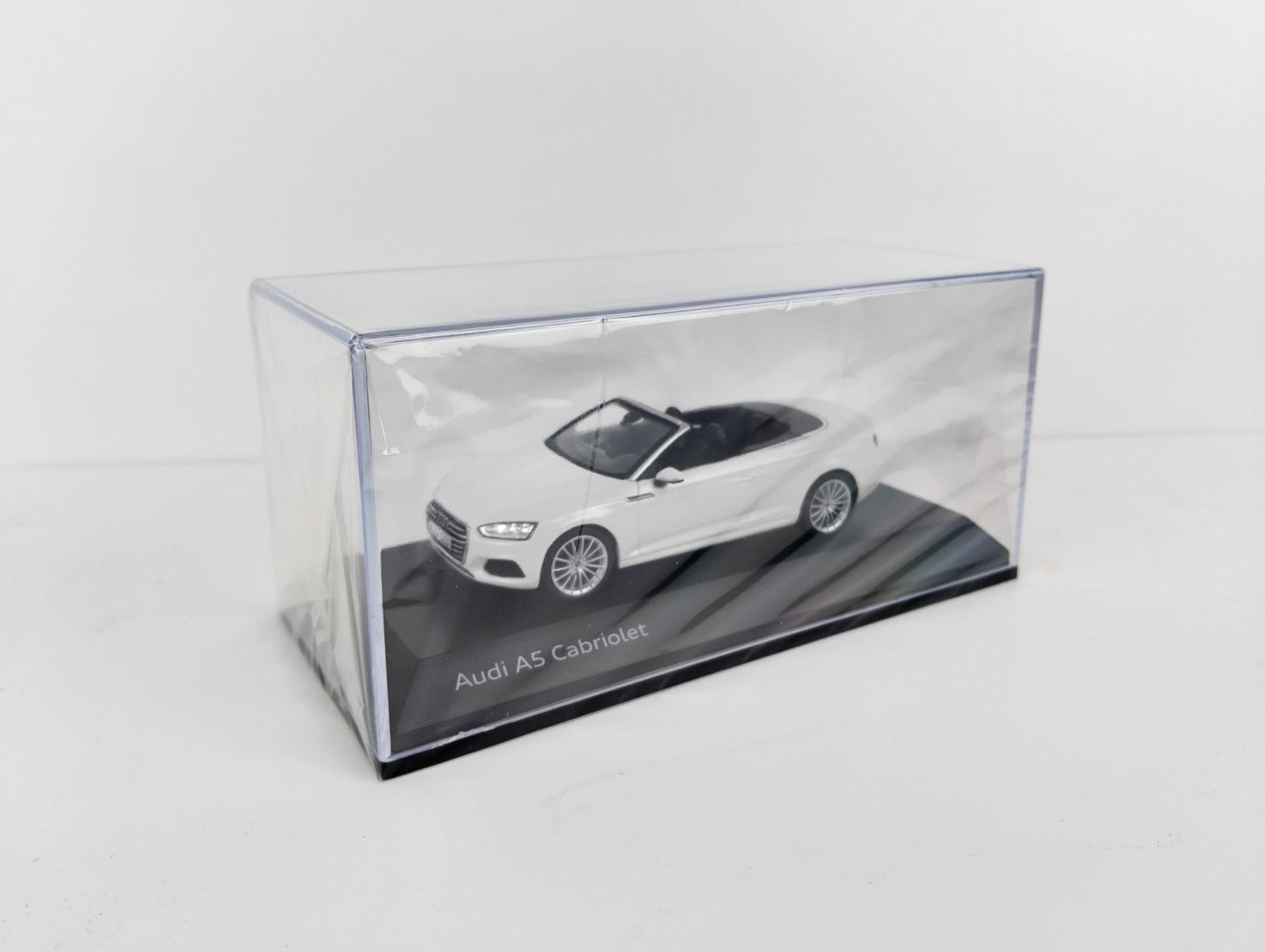 Audi A5 Cabriolet – умален модел 1:43 в бял цвят – с дисплей кейс