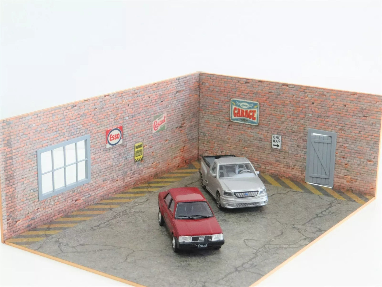 Гараж с оборудване – Диорама модел в мащаб 1:43 Дисплей за коли