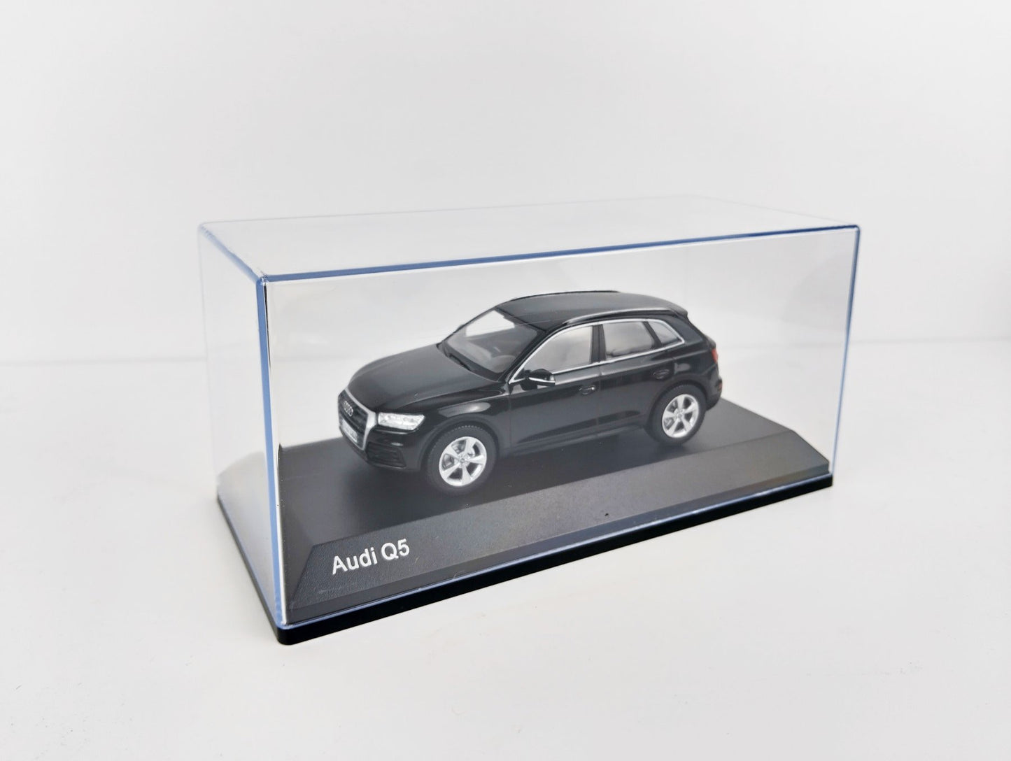Audi Q5 – модел 1:43 черен