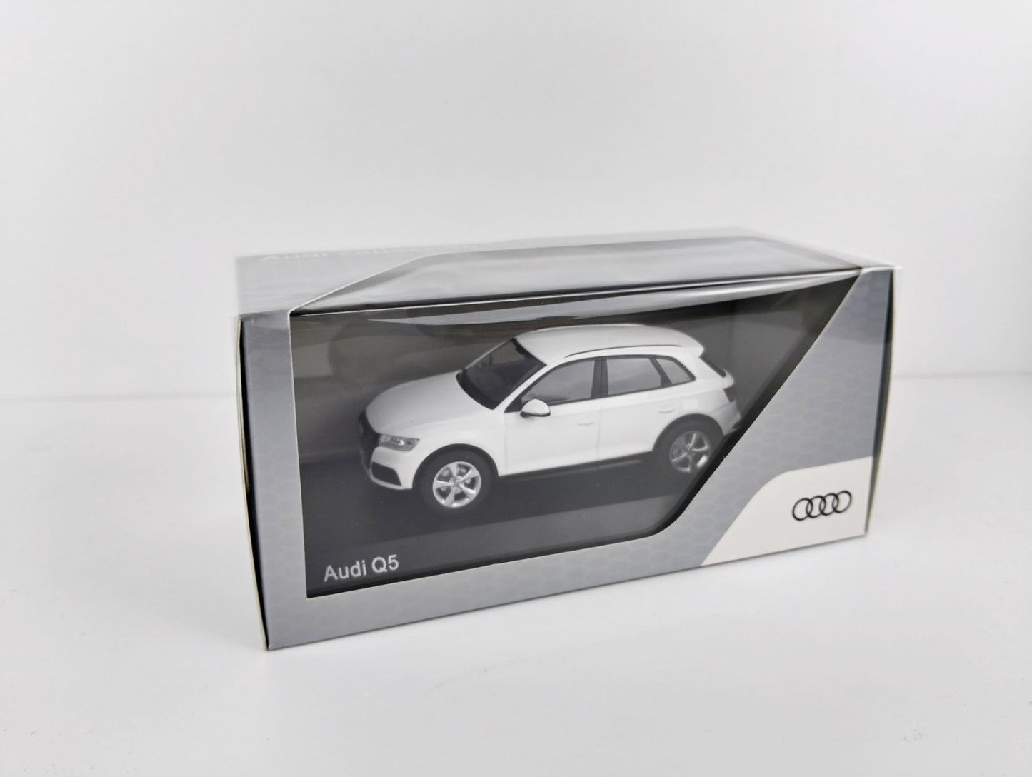 Audi Q5 – модел 1:43 бял