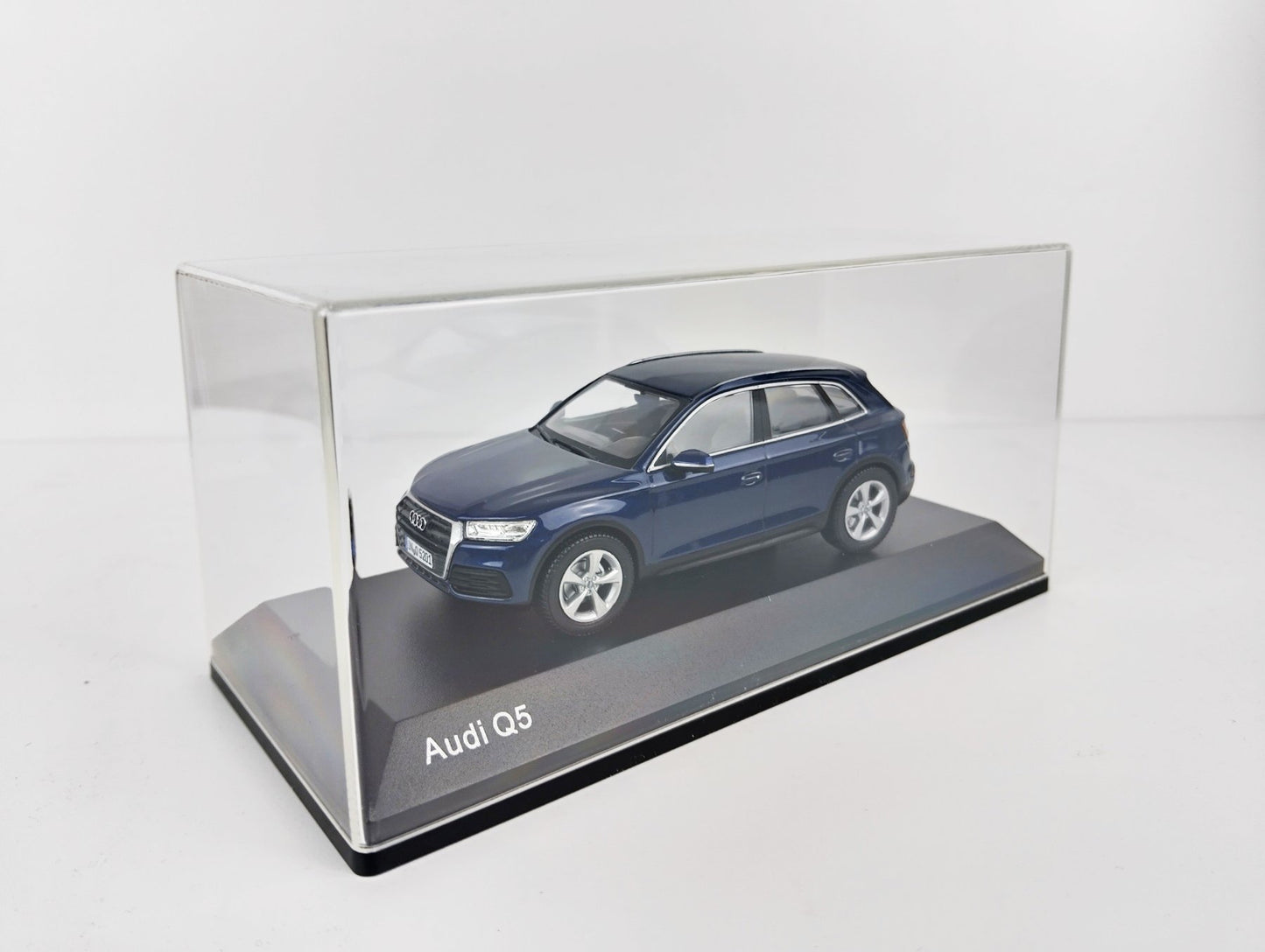 Audi Q5 – модел 1:43 тъмно син цвят
