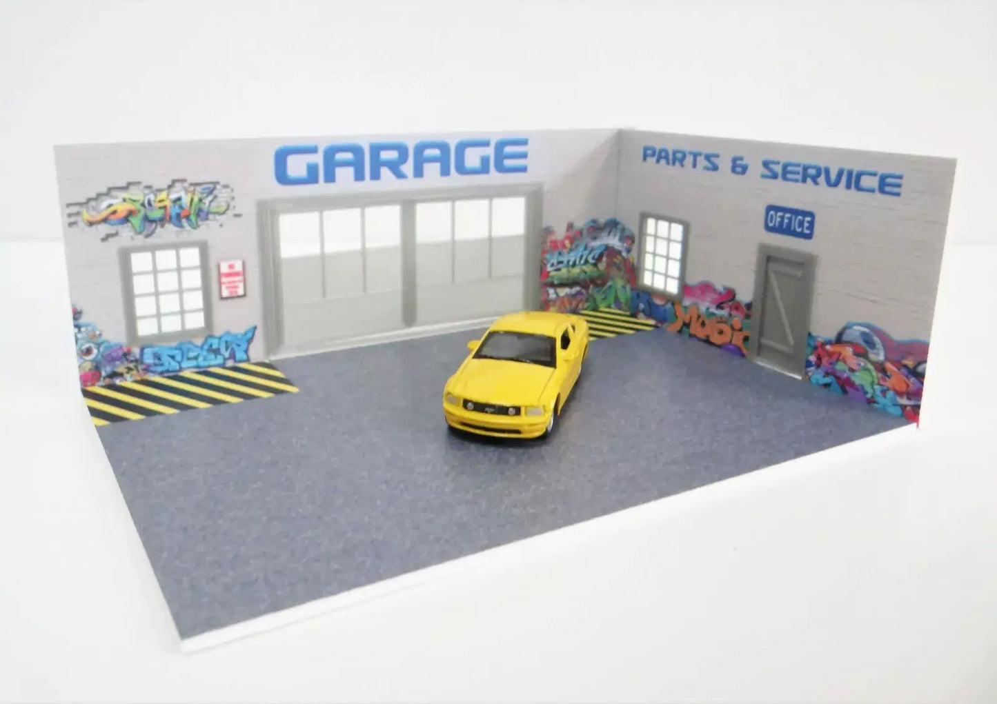 Двукрил гараж с надпис GARAGE и уличен дизайн