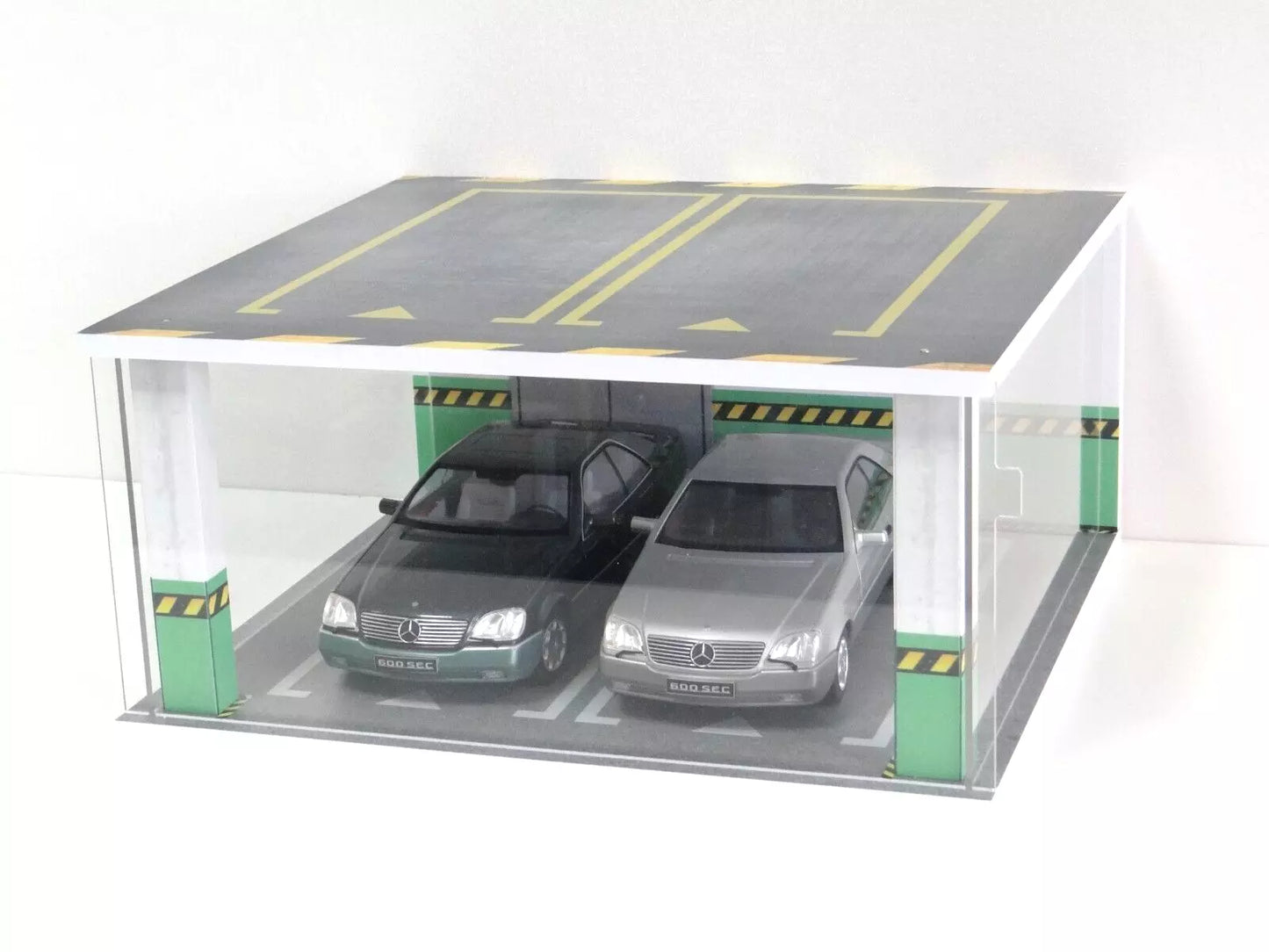 Дисплей кейс за модел на автомобил 1:18 с LED светлини - Диорама