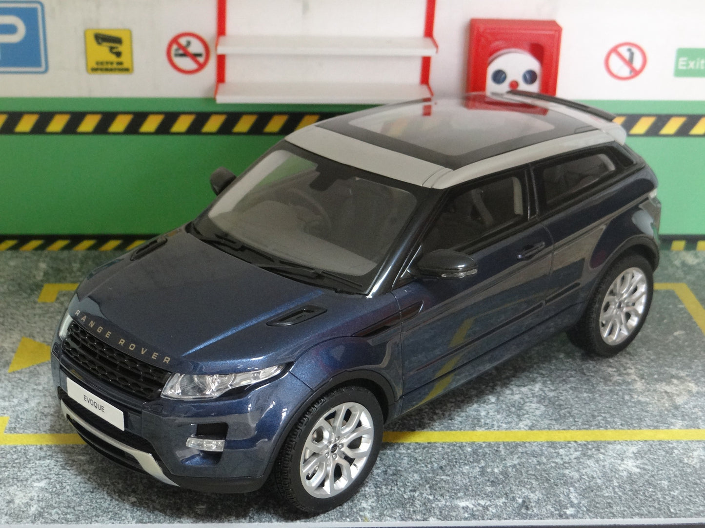 Range Rover Evoque - модел в мащаб 1:18 - Century Dragon