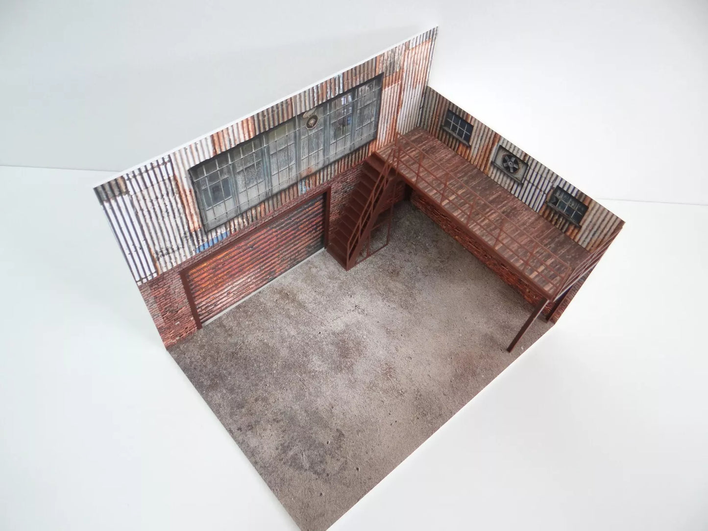 Гараж с бетонен под и графити за умалени коли