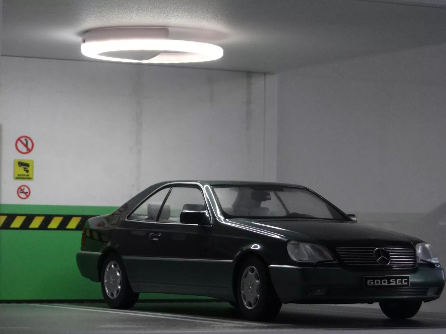 Дисплей кейс за модел на автомобил 1:18 с LED светлини - Диорама