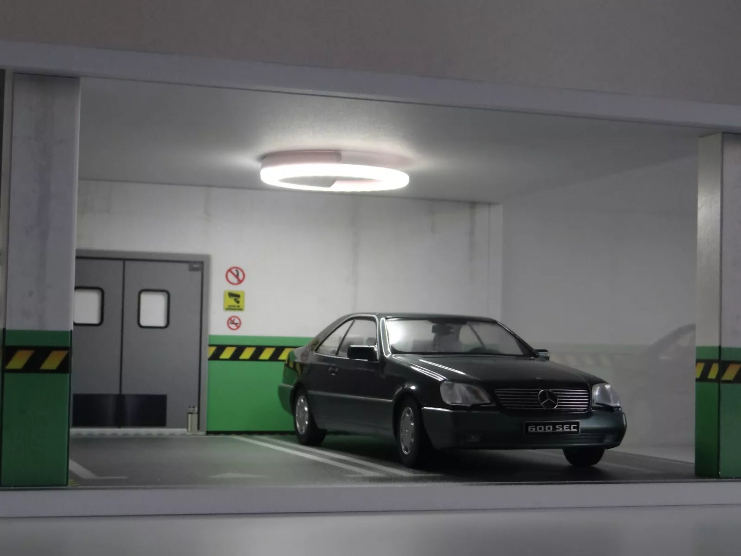 Дисплей кейс за модел на автомобил 1:18 с LED светлини - Диорама