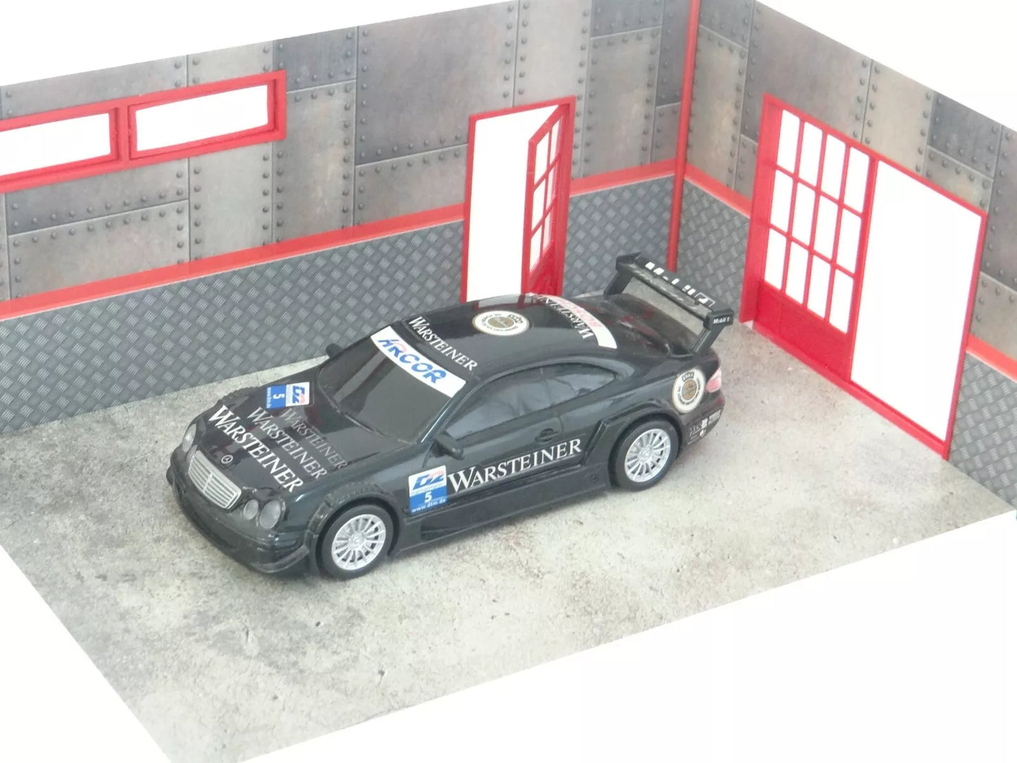 Гараж с "метални" стени – Диорама модел в мащаб 1:24