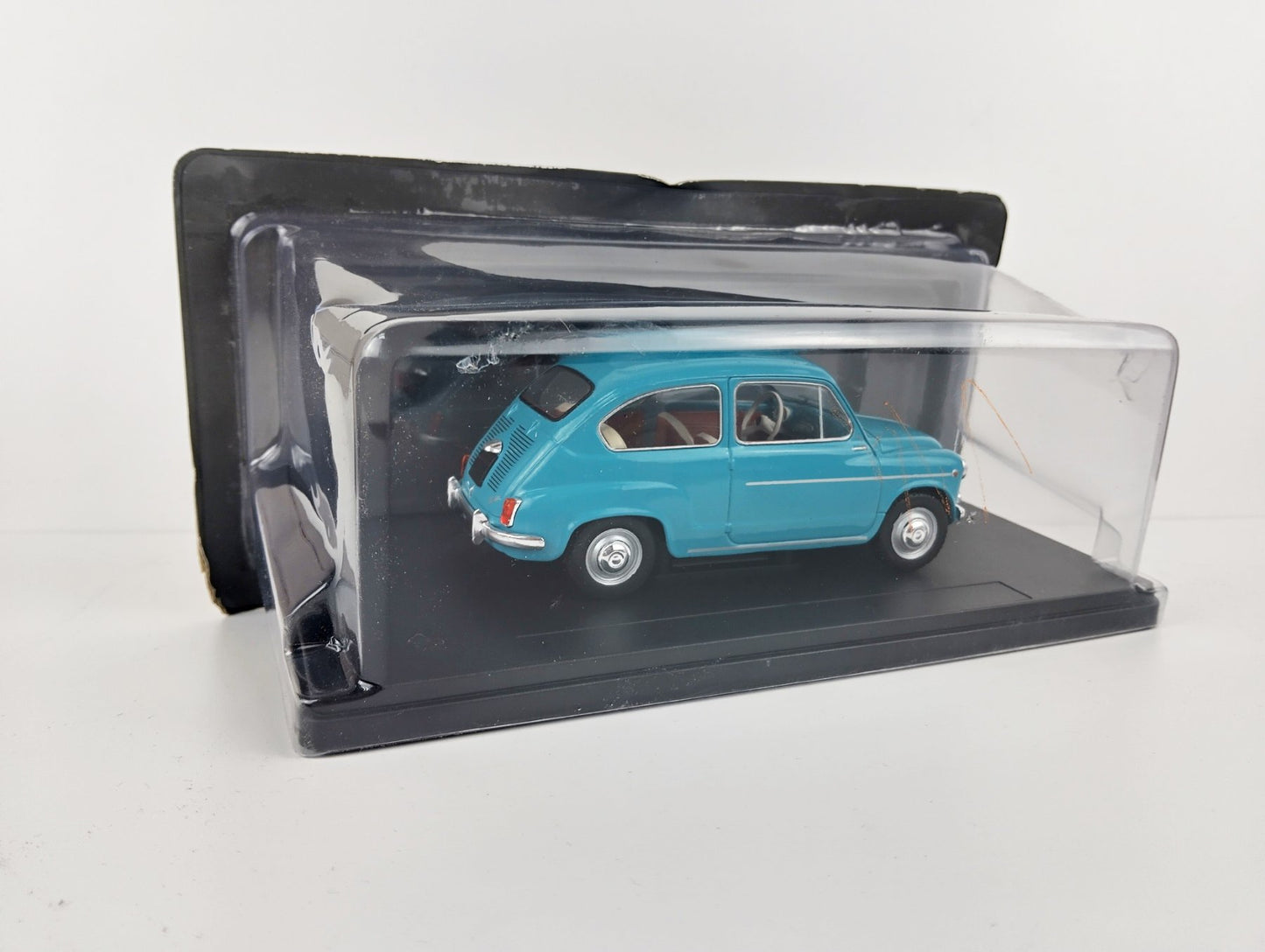 Fiat 600D – 1960 Умален модел на автомобил Мащаб 1:24