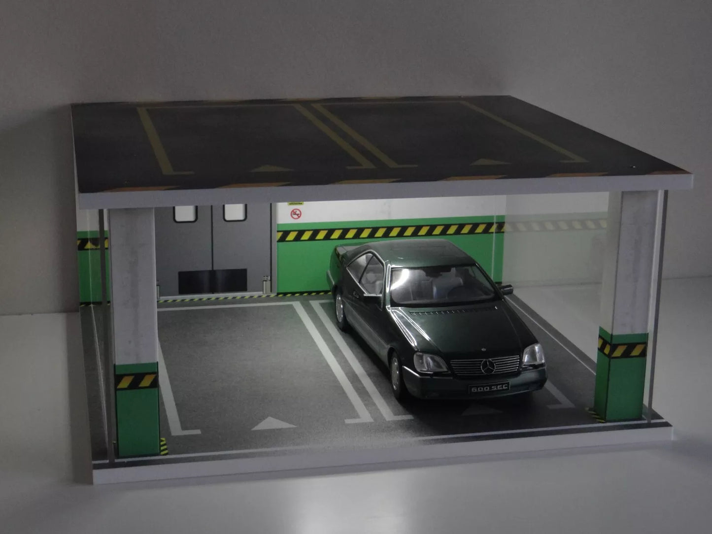 Дисплей кейс за модел на автомобил 1:18 с LED светлини - Диорама