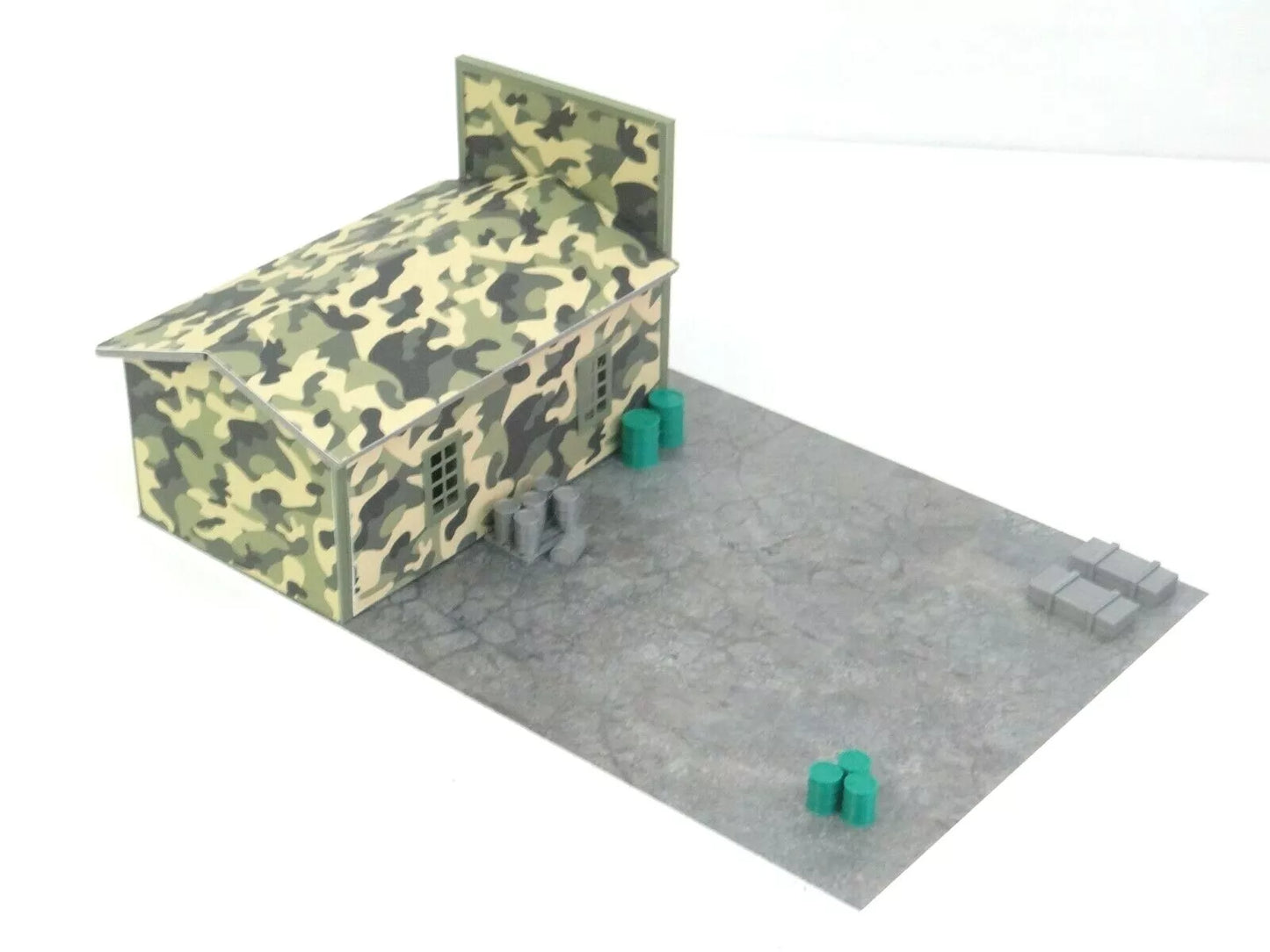 Военен гараж – диорама модел 1:60–1:64 с камуфлажна текстура