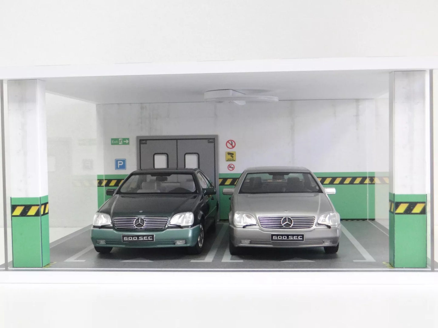 Дисплей кейс за модел на автомобил 1:18 с LED светлини - Диорама