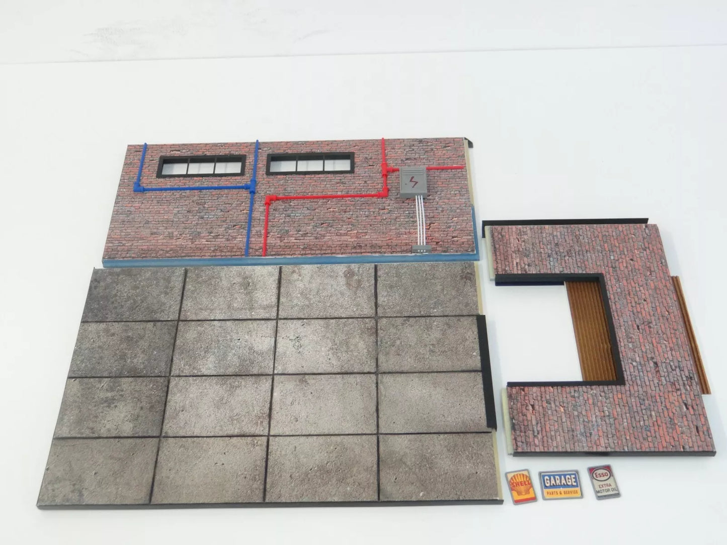 Диорама модел – Тухлен гараж за умалени коли в мащаб 1:18