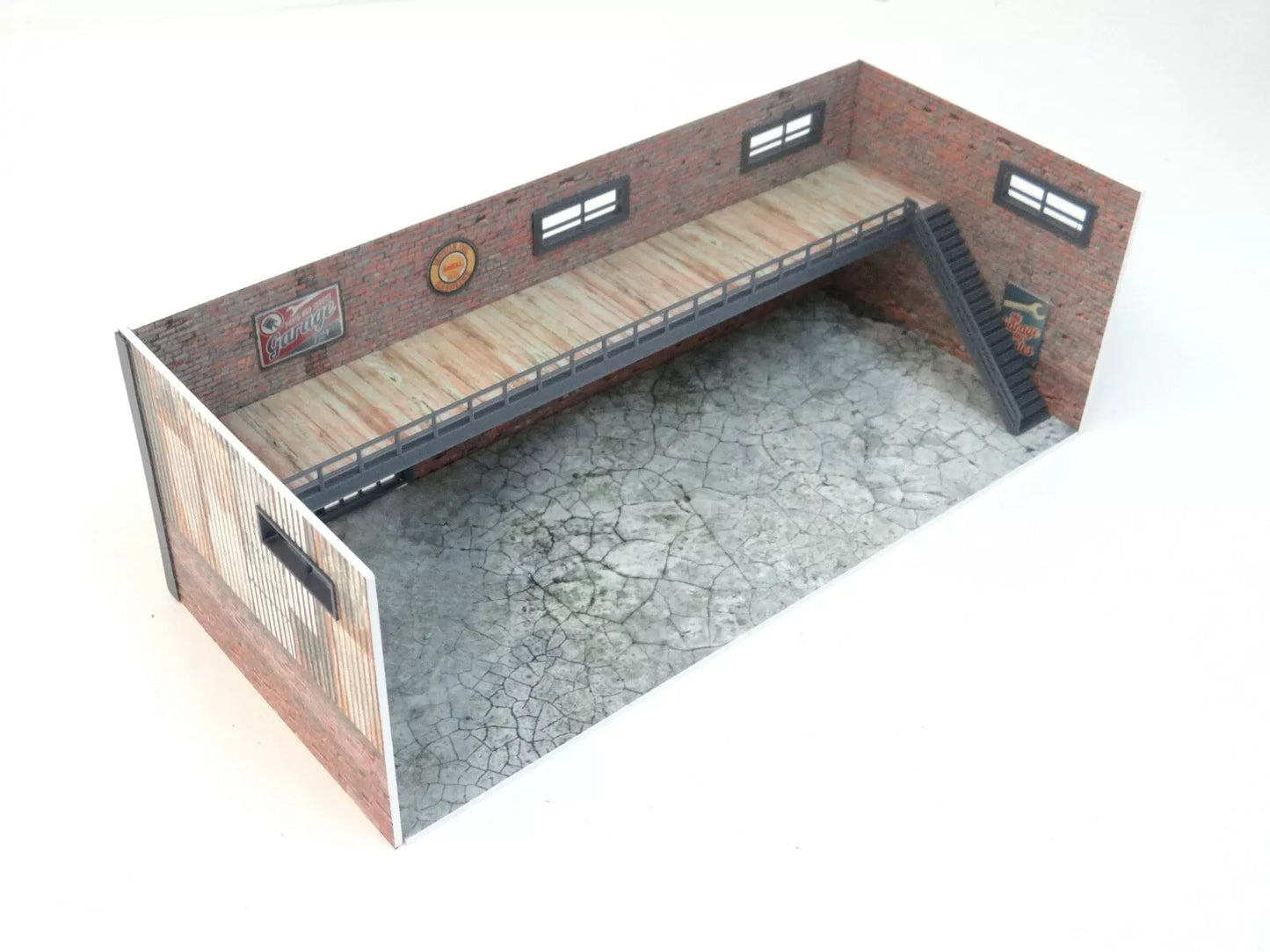 Кит за диорама – Двуетажен тухлен/бетонен гараж в мащаб 1:60-1:64