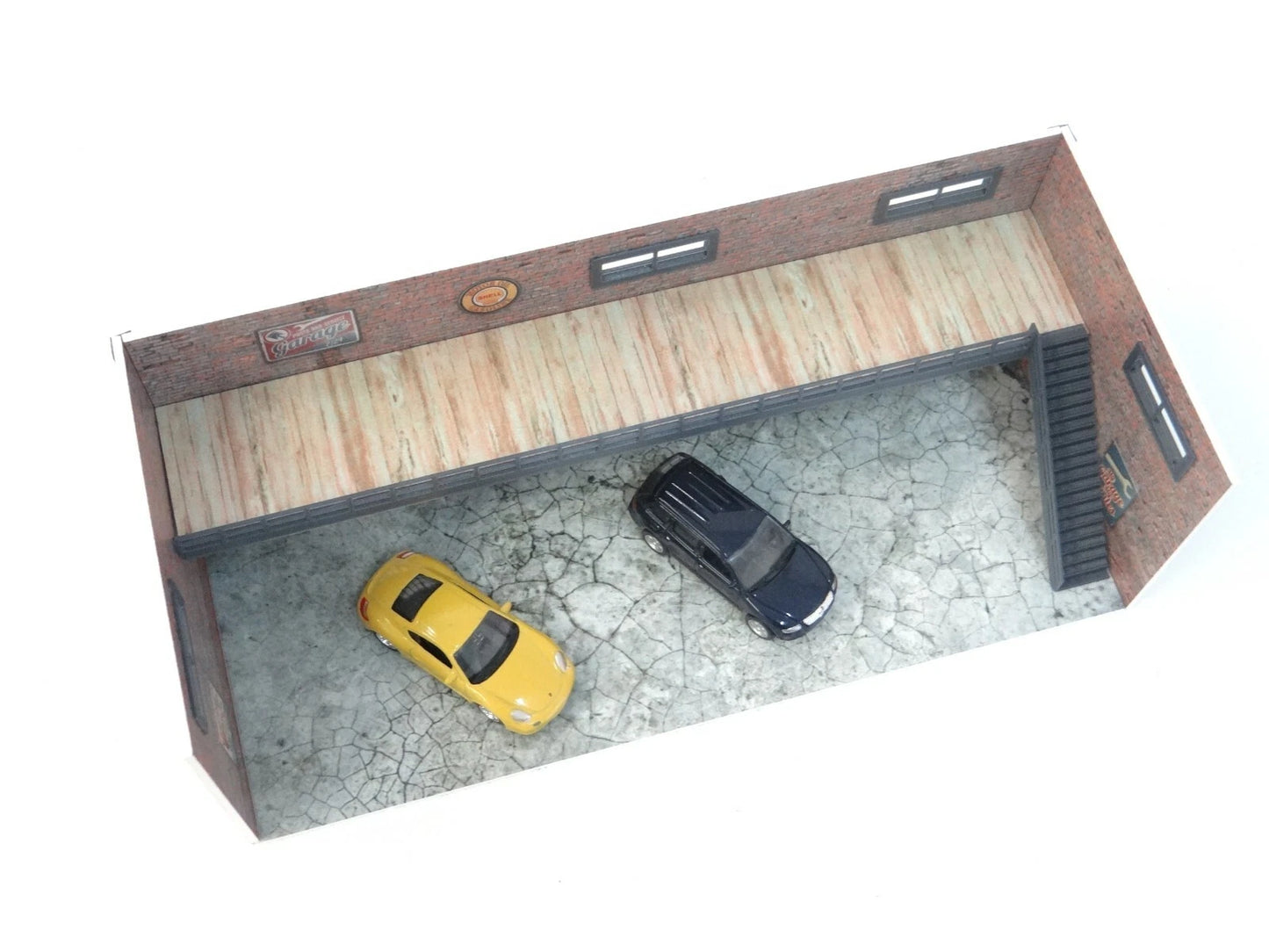Кит за диорама – Двуетажен тухлен/бетонен гараж в мащаб 1:60-1:64