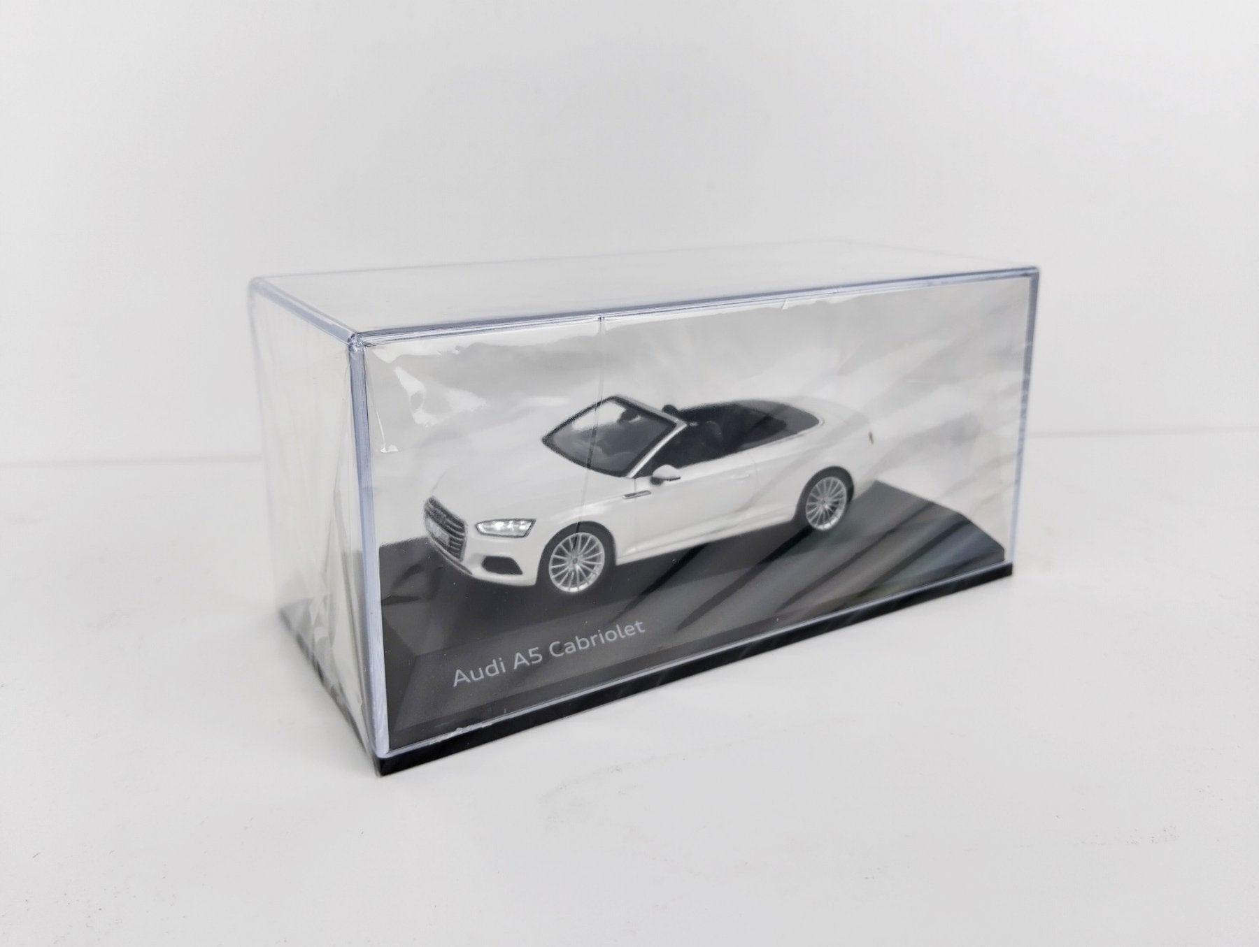 Audi A5 Cabriolet – умален модел 1:43 в бял цвят – с дисплей кейс