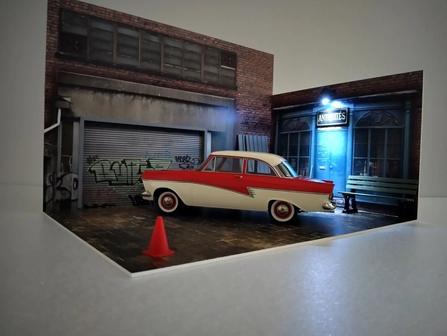 Антикварен магазин и гараж – диорама комплект Мащаб 1:18