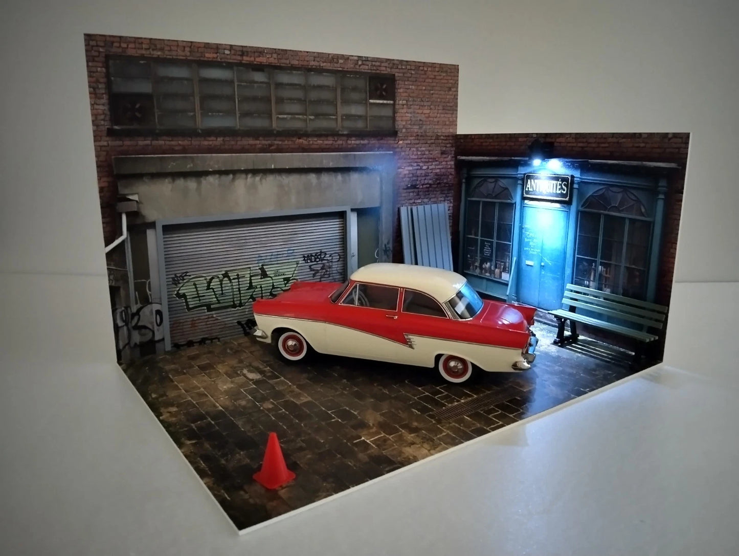 Антикварен магазин и гараж – диорама комплект Мащаб 1:18