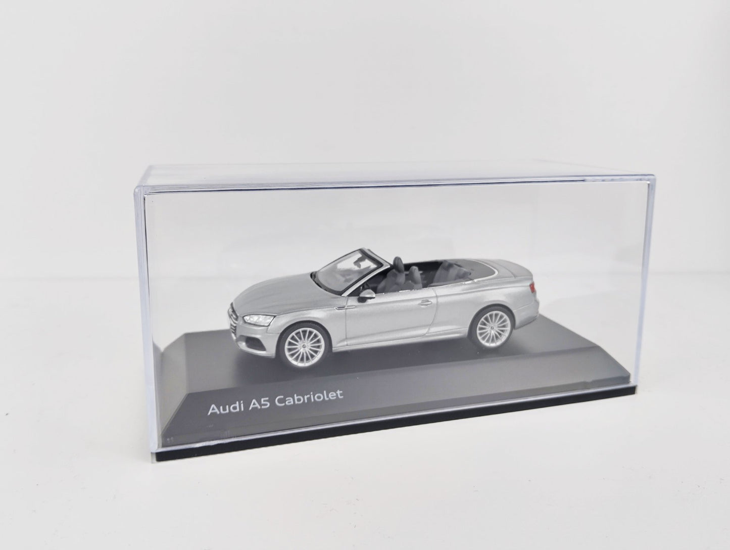 Audi A5 Cabriolet – умален модел 1:43 в сребрист цвят – с дисплей кейс