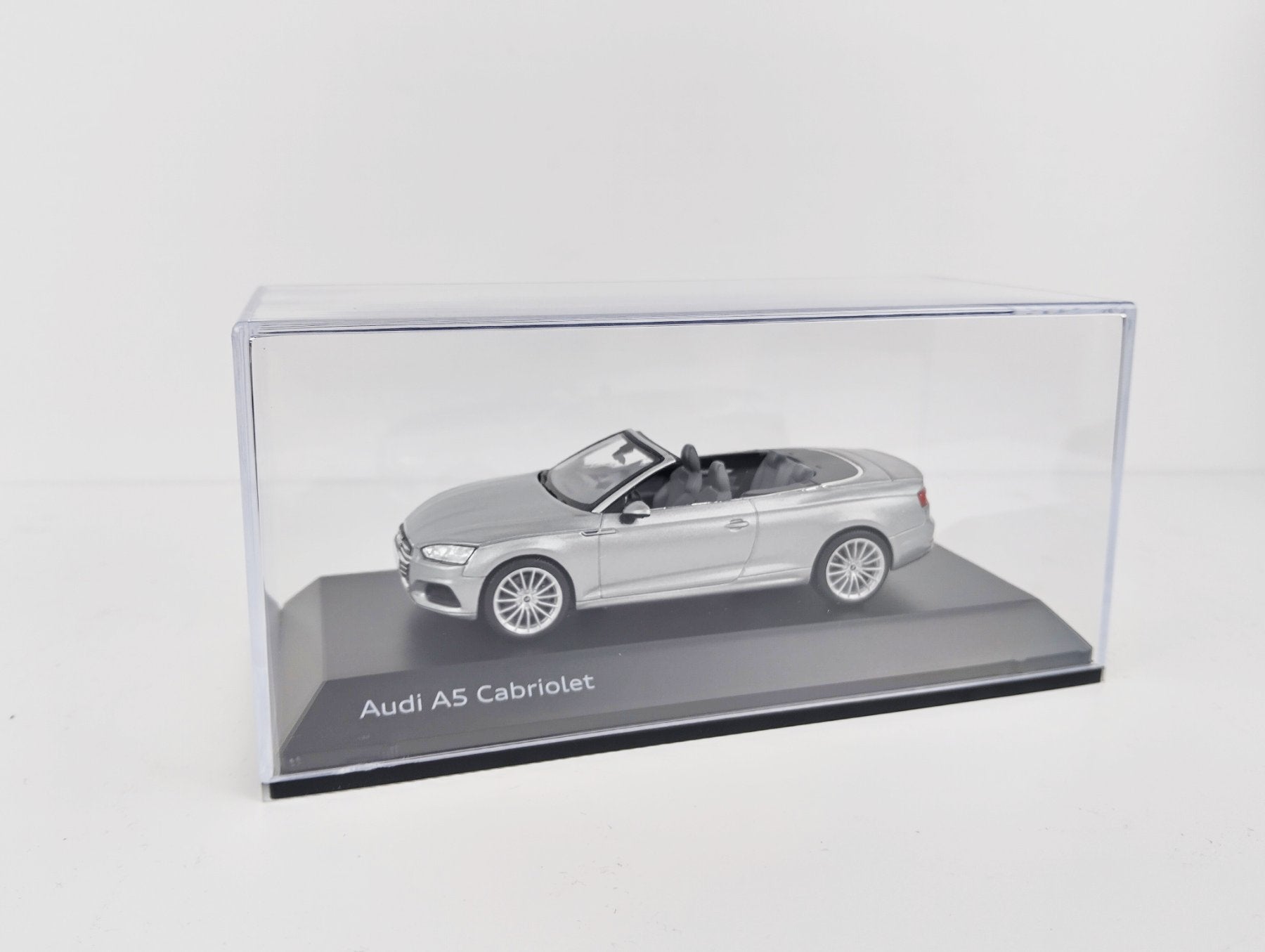 Audi A5 Cabriolet – умален модел 1:43 в сребрист цвят – с дисплей кейс
