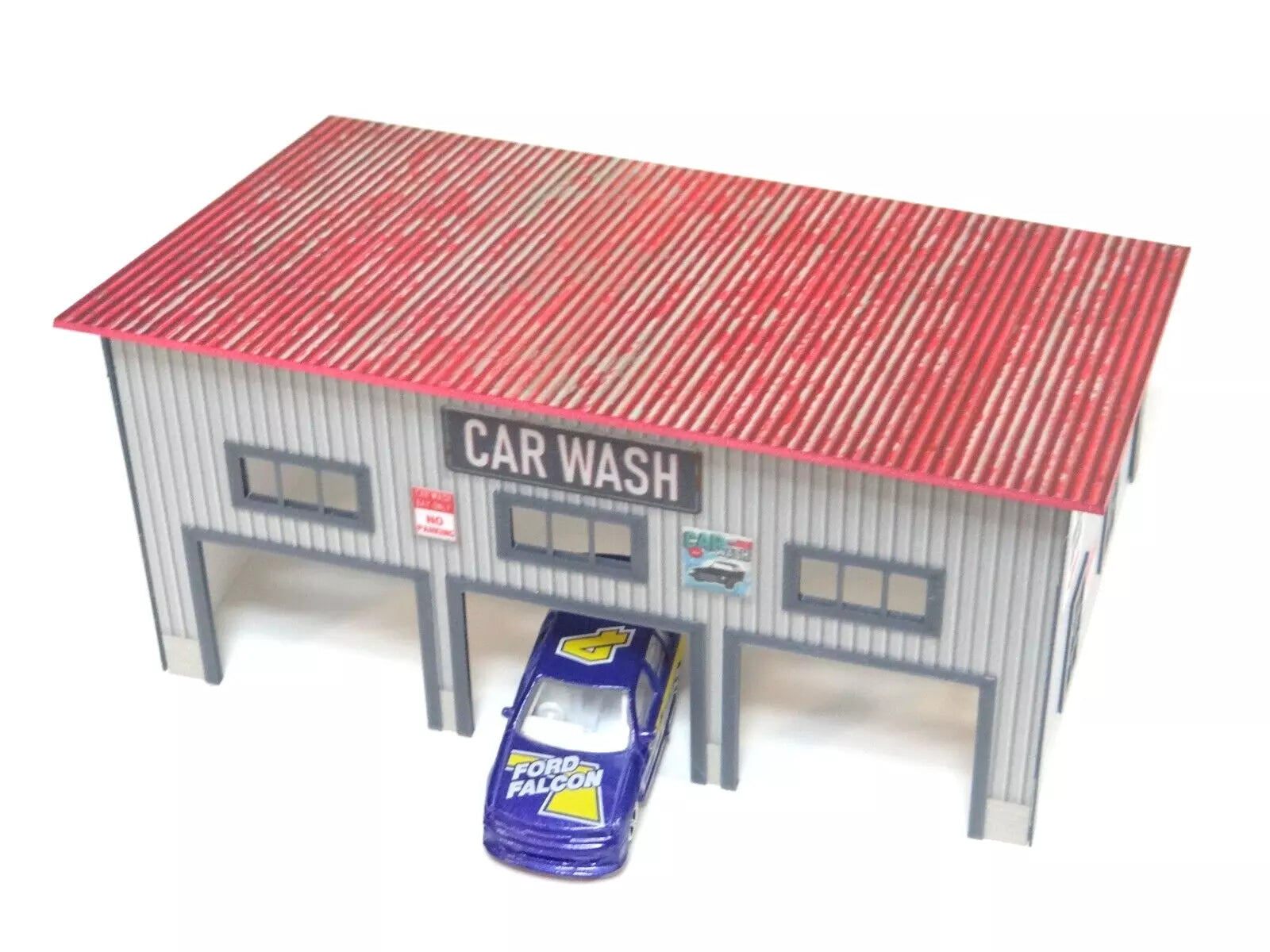 Диорама на автомивка с три отворени гаража – мащаб 1:64