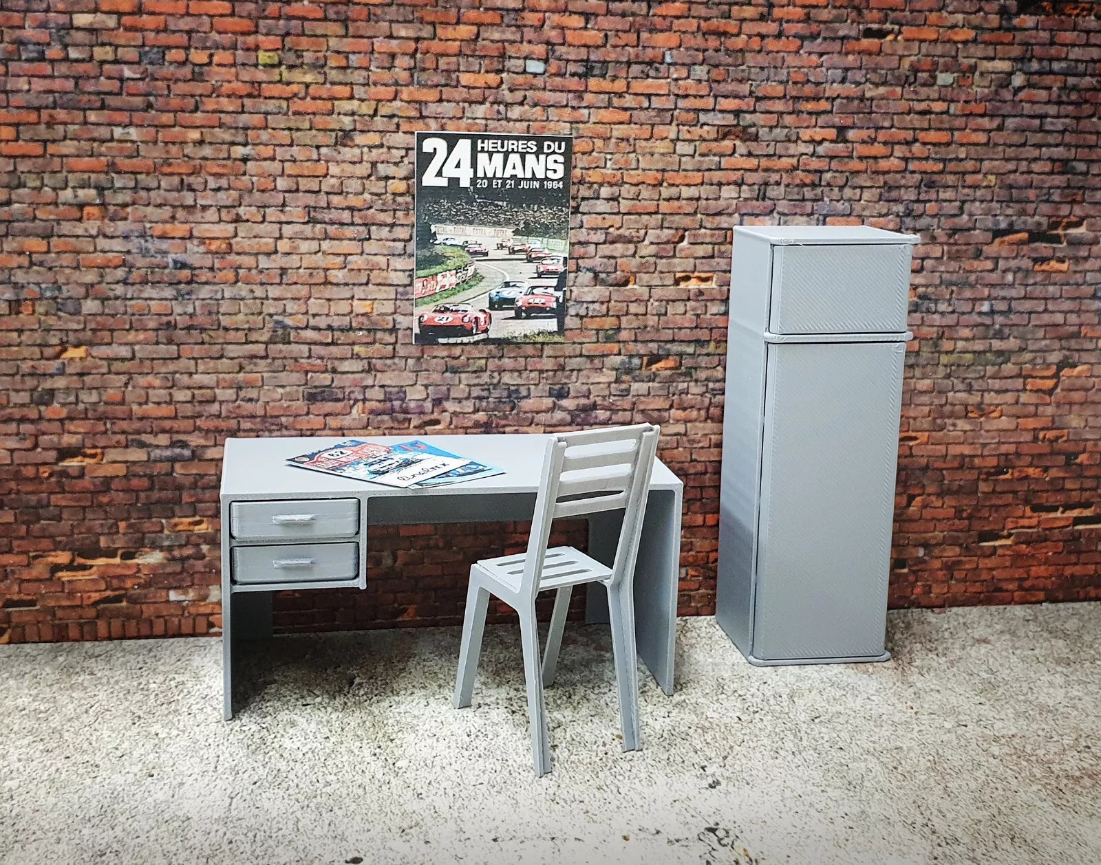 Миниатюрен офис комплект за диорама 1:18 – бюро, стол и хладилник