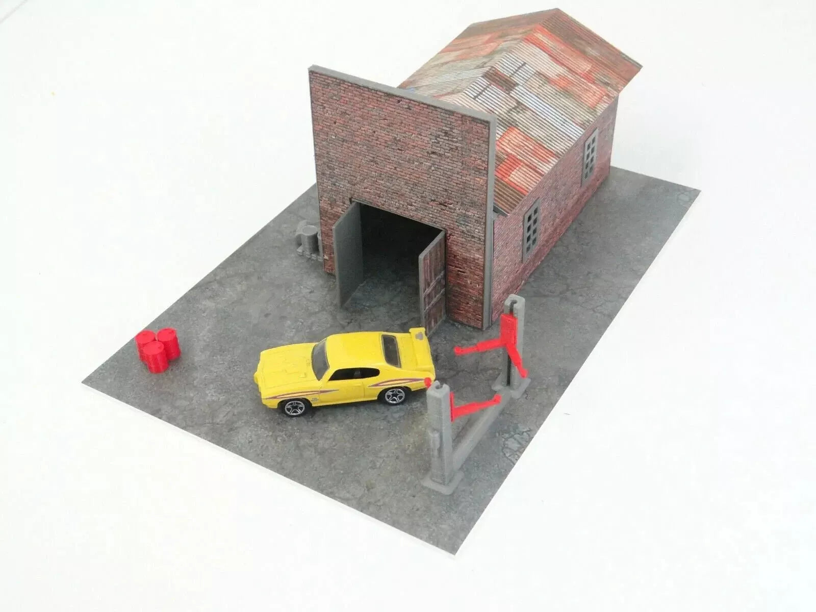 Подемник и аксесоари – гараж сцена в мащаб 1:60