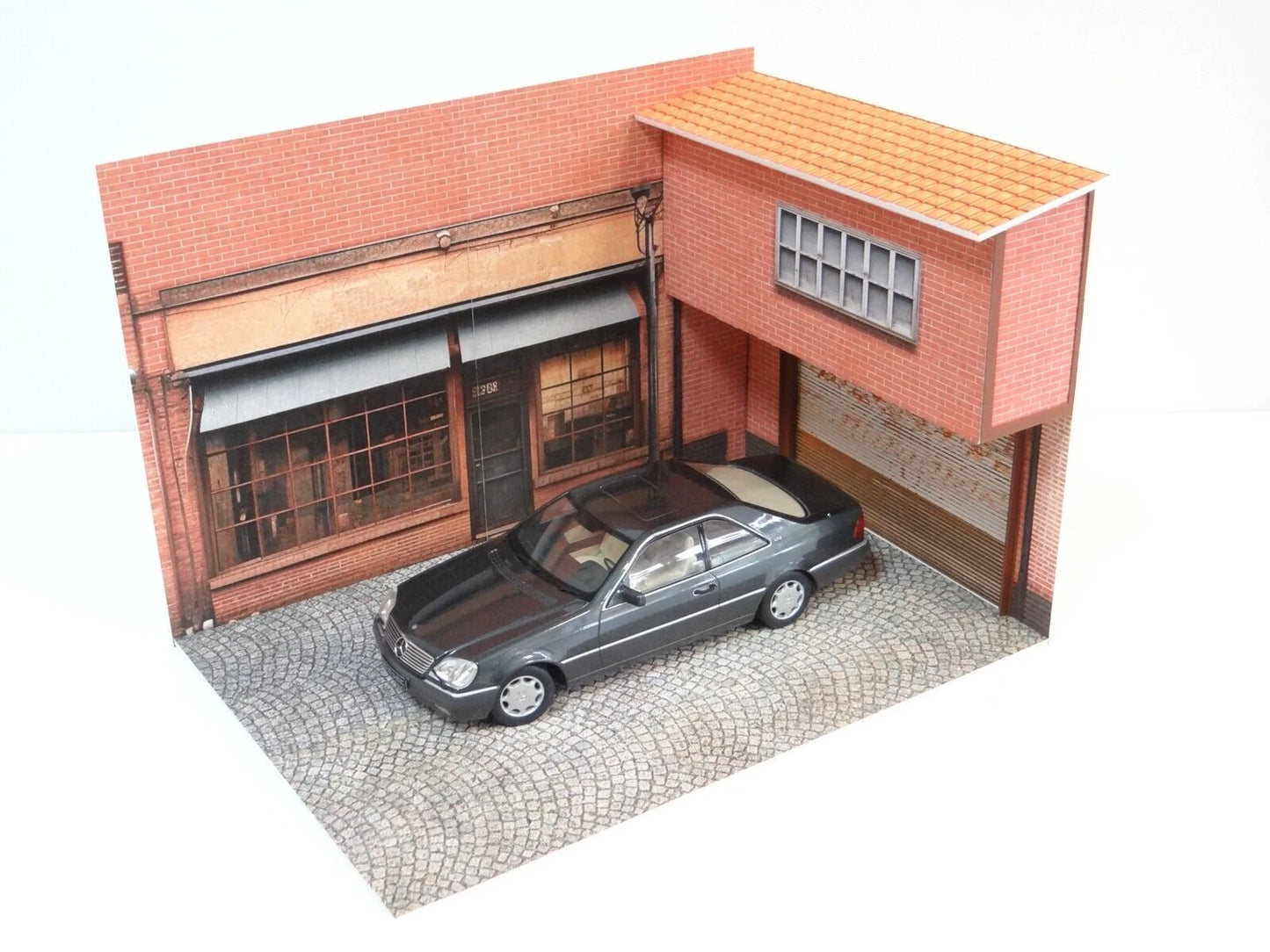 Улична сцена за моделни коли 1:18 с гаражна врата