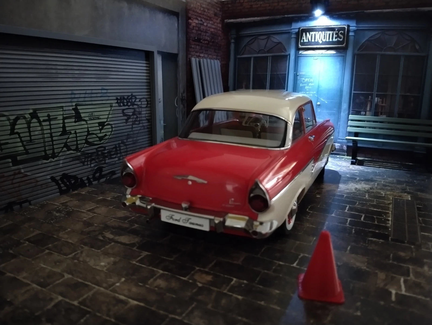 Антикварен магазин и гараж – диорама комплект Мащаб 1:18