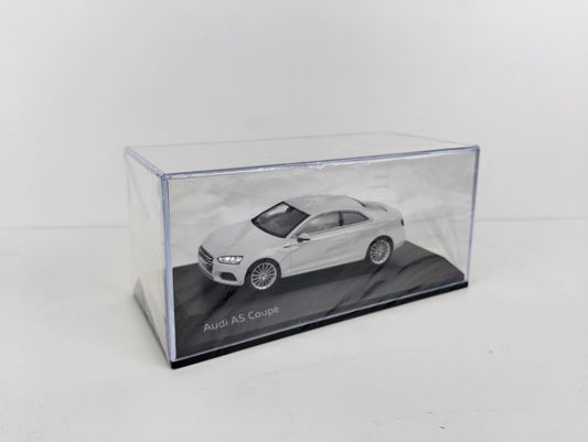 Audi A5 – умален модел 1:43 в бяло – Audi Collection с дисплей кейс