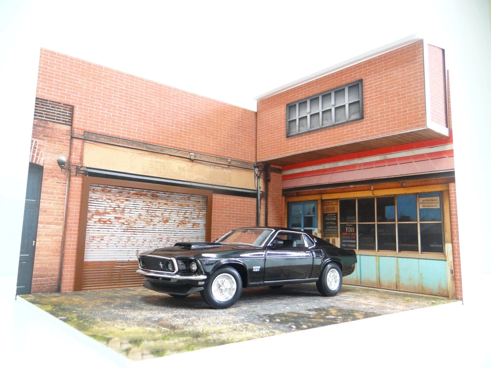 Диорама 1:24 с работеща гаражна врата