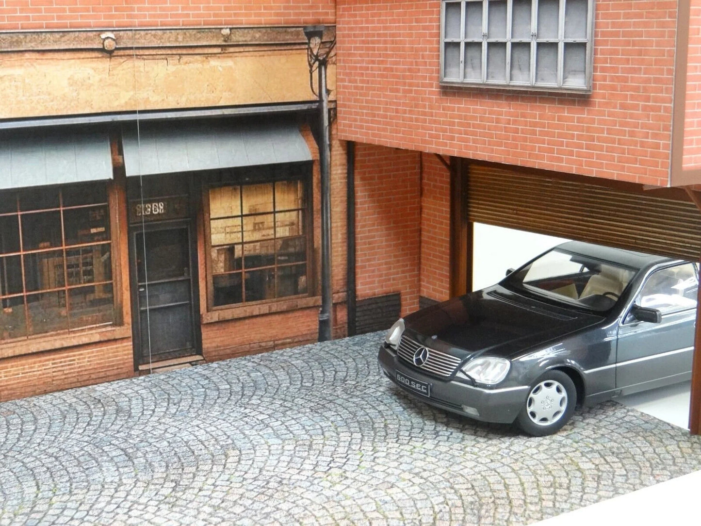 1:18 Диорама Гараж и Уличен Магазин Сцена за Колекционерски Модели Коли