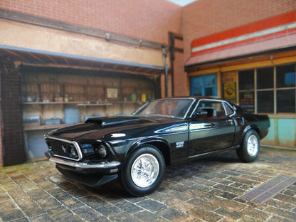 Диорама „Магазин и гараж“ – мащаб 1:24 – комплект снимки на модели