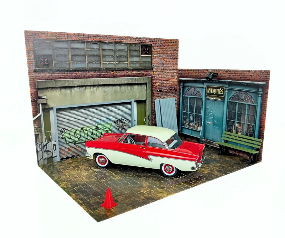 Диорама антикварен магазин и гараж 1:18 – детайлни стени и настилка