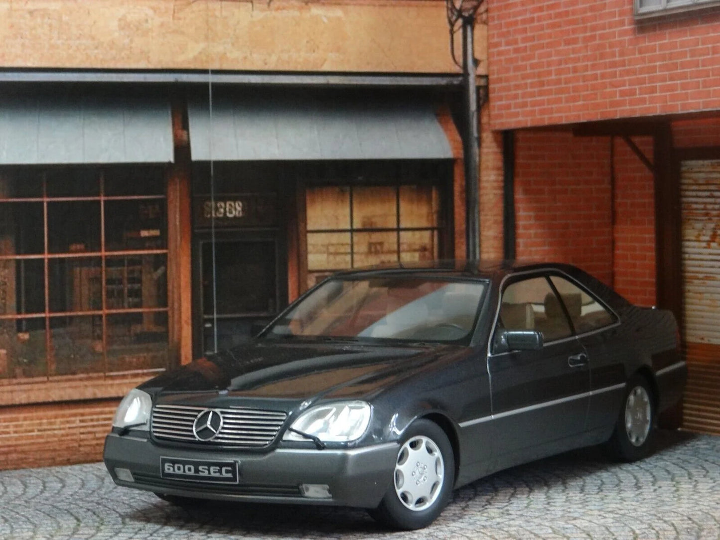 1:18 Диорама Гараж и Уличен Магазин Сцена за Колекционерски Модели Коли