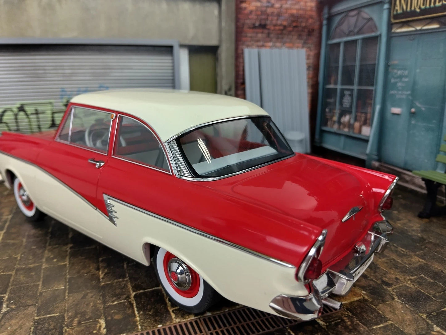 Антикварен магазин и гараж – диорама комплект Мащаб 1:18